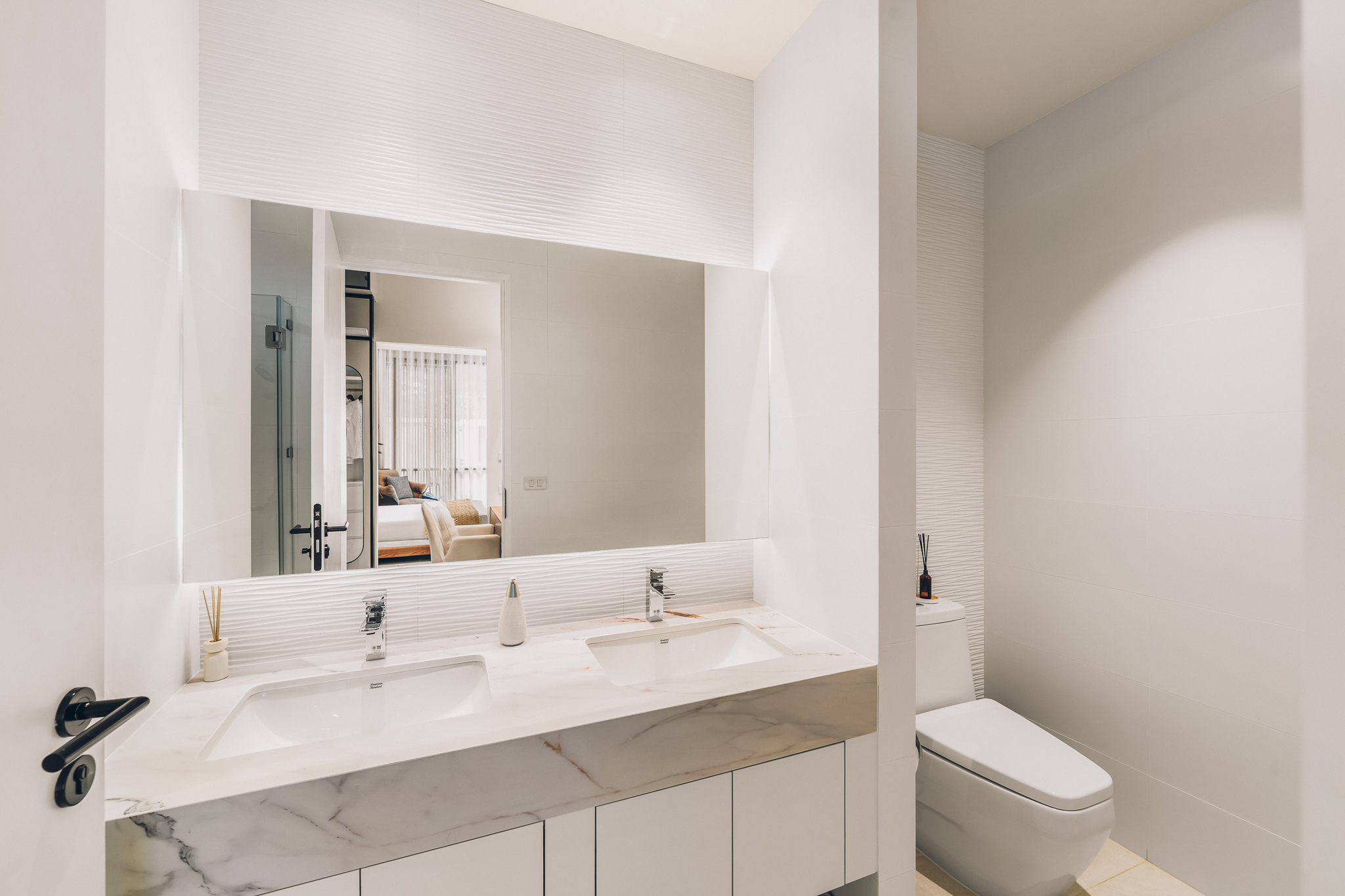 Sculpted Wave Ceramic Wall Detail — Tactile wave-pattern wall tiling catching natural clerestory light in the master ensuite (Photo #28)